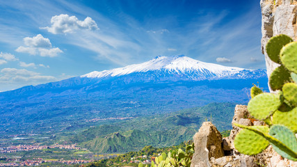 Scenic view of Mount Etna located on east coast of Sicily, Italy. - obrazy, fototapety, plakaty