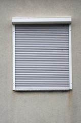 Jalousie vor dem Fenster