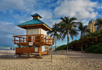 Strandhaus Miami Beach mit Palmen und Schwimmern
