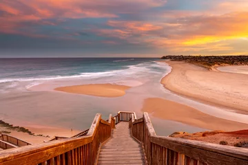 Fotobehang Zalmroze Een prachtige zonsopgang bij Southport Port Noarlunga Zuid-Australië met uitzicht op de houten trap oceaan en kliffen op 30 april 2019
