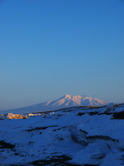 夕暮れの光の当たる山