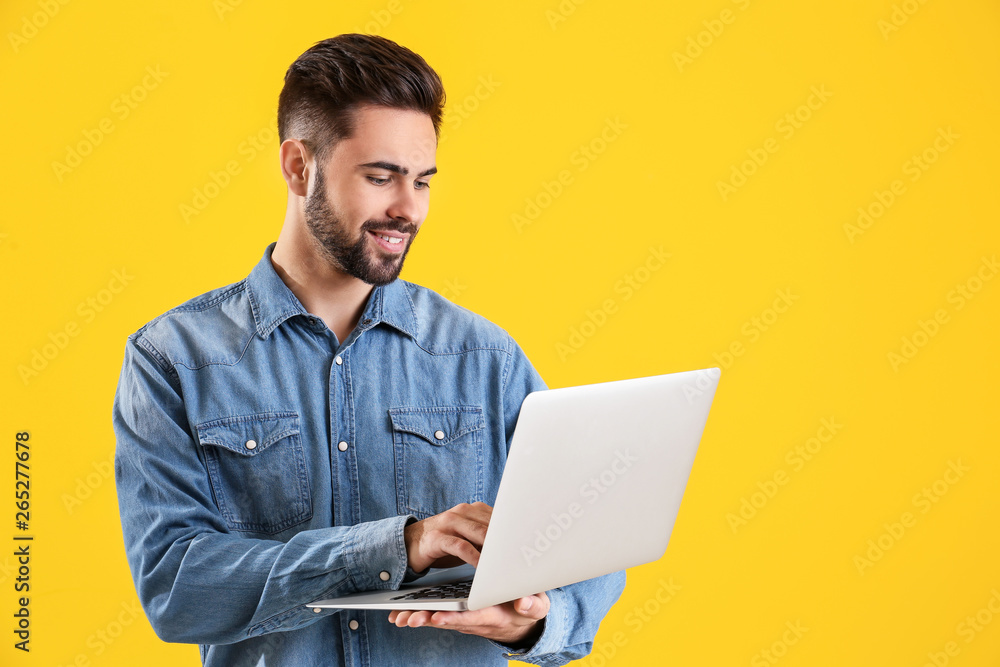 Aufkleber male programmer with laptop on color background