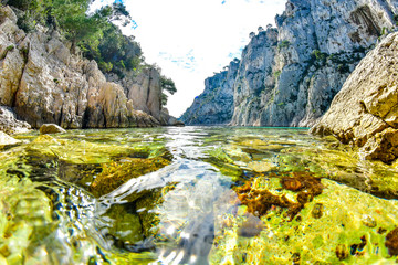 Obraz premium chute d'eau, fleuve, eau, nature, paysage, montagne, montagne, ruisseau, forêt, rocher, lac, vert, ciel, rocher, voyage, parc, été, val, arbre, pittoresque, pierre, chute, automnal, bleu, naturalité