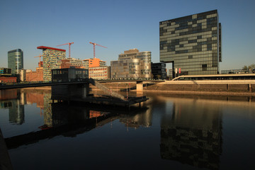 Obraz premium Düsseldorf, MedienHafen mit Living Bridge