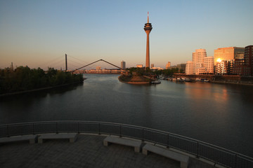Fototapeta premium Abendstimmung in Düsseldorf / Blick von der Hafenspitze