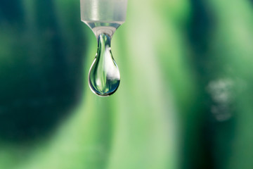 Nordlicht gespiegelt in einem fallenden Wassertropfen