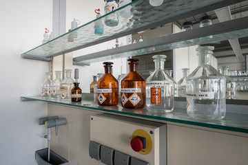 chemischer Laborplatz mit Säureflaschen