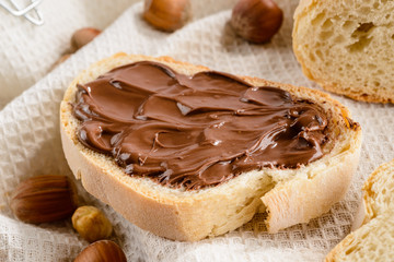 Cioccolato spalmabile su fetta di pane, close-up, fuoco selettivo