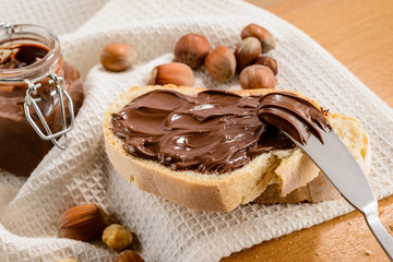 Crema di nocciole su fetta di pane, close-up, fuoco selettivo