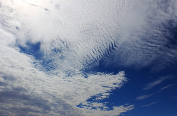 sky with white cloud on sunshine day