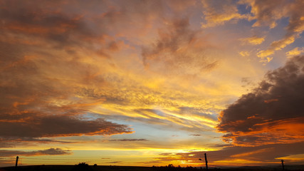 Incrível arte natural no céu do pôr-do-sol em tons dourados
