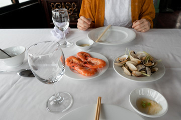 ベトナム料理　蒸しエビ　レモングラスとハマグリの酒蒸し