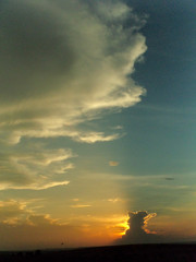 Fototapeta na wymiar Arte formada no céu com núvens no pôr-do-sol