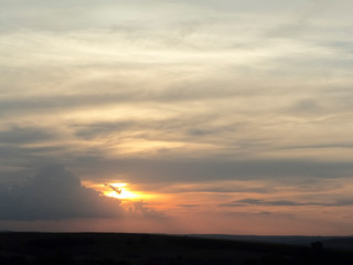 Fototapeta na wymiar Fundo com composição artística no céu do pôr-do-sol