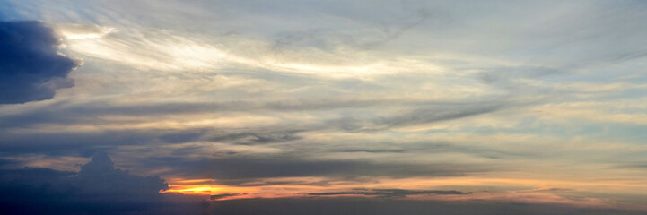 Naklejka na ściany i meble Panoramica com arte no céu do pôr-do-sol do início de inverno