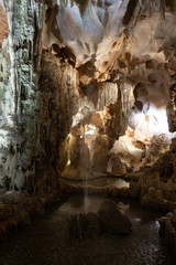 ティエンクン鍾乳洞内の人工噴水　ハロン湾　ベトナム