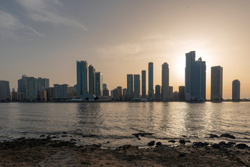 Fototapeta premium Piękny wieczorny widok na panoramę Sharjah