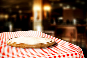 Obraz premium White and red tablecloth with kitchen desk and free space for your decoration. Restaurant interior 