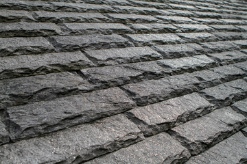 Italienisches Schieferdach von Sonne betrahlt