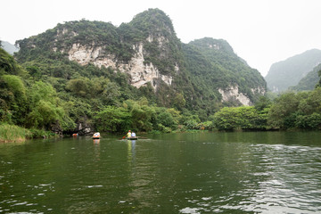 世界遺産チャンアン　洞窟くぐり