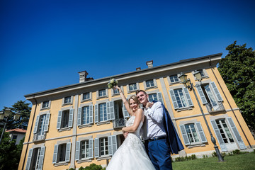 Fototapeta na wymiar Sposi in Villa
