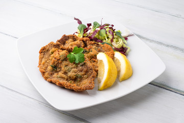 Cotolette di manzo con contorno di verdure fresche