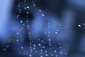 窓ガラスにういた雨水