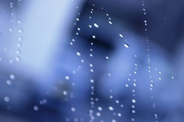 窓ガラスにういた雨水