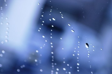 窓ガラスにういた雨水