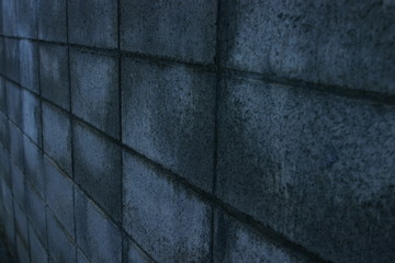 夕暮れのブロック塀