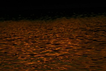 夕日が照らす川面と堰