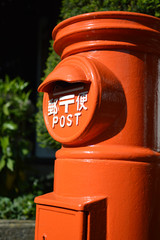 japanese post box(retro-style) / 昭和レトロ調の郵便ポスト(斜め下アングル)