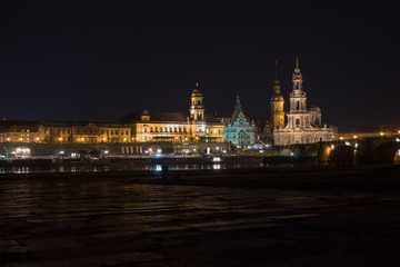 Naklejka premium Streets and lights, reflection and shine of the night city of Dresden, Germany.