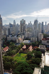 Obraz premium タイ バンコク 猛暑 ビル 都会のビル 強烈な太陽 逆光 オフィス 暑すぎる夏 照りつける ビル群 ビルディング 都市 シティー 