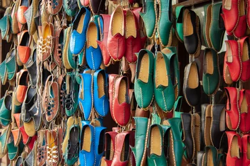 Keuken spatwand met foto Traditional colorful Turkish handmade leather slipper shoes on a market in Gaziantep, Turkey. © 0804Creative