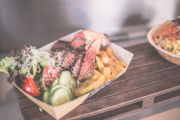 Streetfood, Flanksteak mit Pommes frites, Käsesauce, Salat mit Parmesan