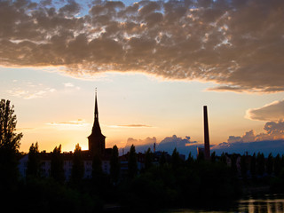 Naklejka premium Sonnenuntergang über Frankfurt Fechenheim