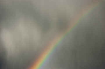 D&eacute;tail d'un arc-en-ciel dans un ciel d'orage et de pluie