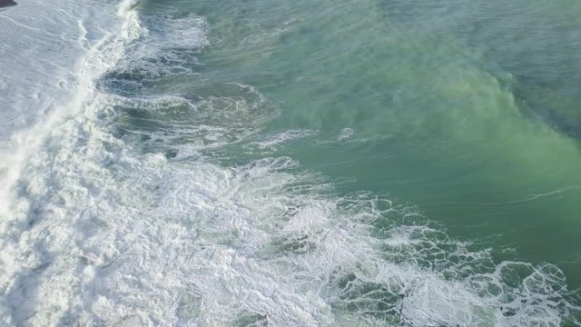 Oceano molto mosso vista aerea con vento forte.