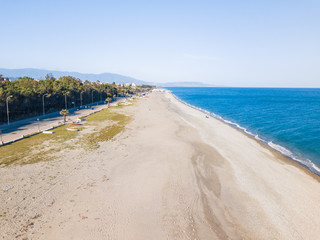Spiaggia di Locri, città in Calabria con mare Mediterraneo. Vista aerea.