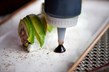 Sushi Rolle mit Avocado  © NIKIBA