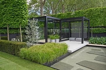 Foto op Plexiglas Tuin Een stoere moderne tuin met een vleugje Scandinavische stijl en een waterpartij