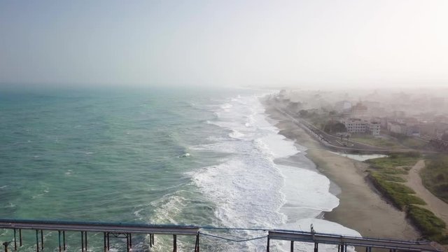 Mare molto mosso con raffiche di vento e onde alte visto dal drone.