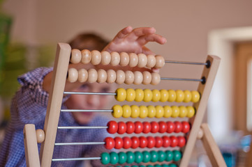 kind, lernen, zählen, mathe, mathematik, bildung, schule, holz, kugeln, 