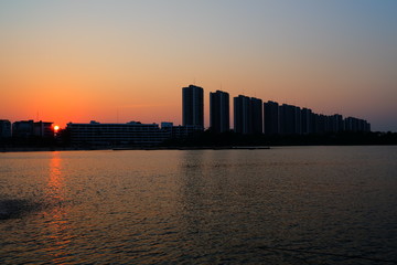 Obraz premium Scenery of Sunset Cityscape at MuangThong Thani Lake Nonthaburi, Thailand.
