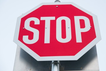 Obraz premium Red Stop sign in a street in a Greek town Thessaloniki