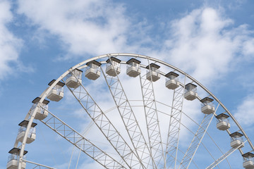 Une grande roue en gros plan