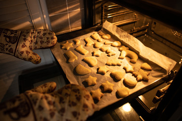 weihnachtliches Backen, Ofenblech voll mit Pl&auml;tzchen