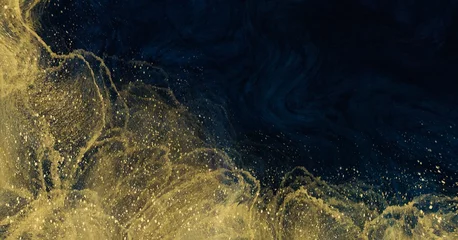 Abstrakte Aquarellfarbe in tiefblauem und goldenem Farbglitter gemischt mit kurvenflüssiger Textur für ein luxuriöses Hintergrundkonzept. © korkeng