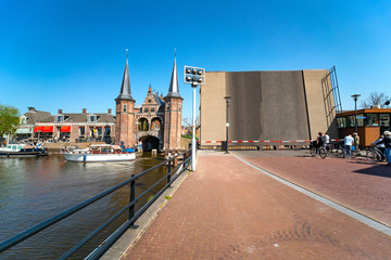 Fototapeta premium Sneek, Holland, reichsmonument Waterpoort und Klappbrücke